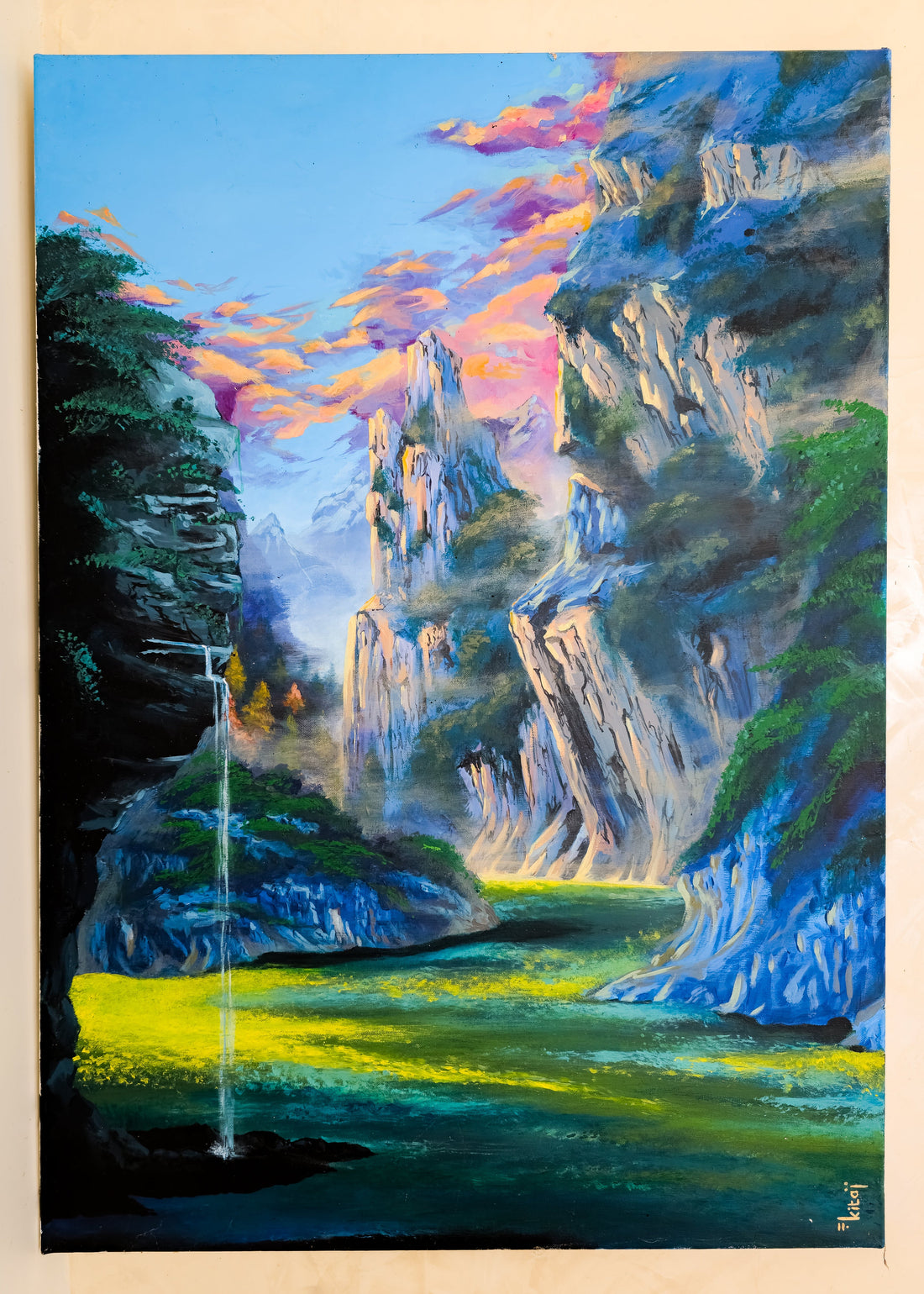 Peinture acrylique de paysage aux couleurs vives représentant un passage au pied d'une falaise au lever du soleil, avec une brume légère et une lumière dorée sur les rochers.