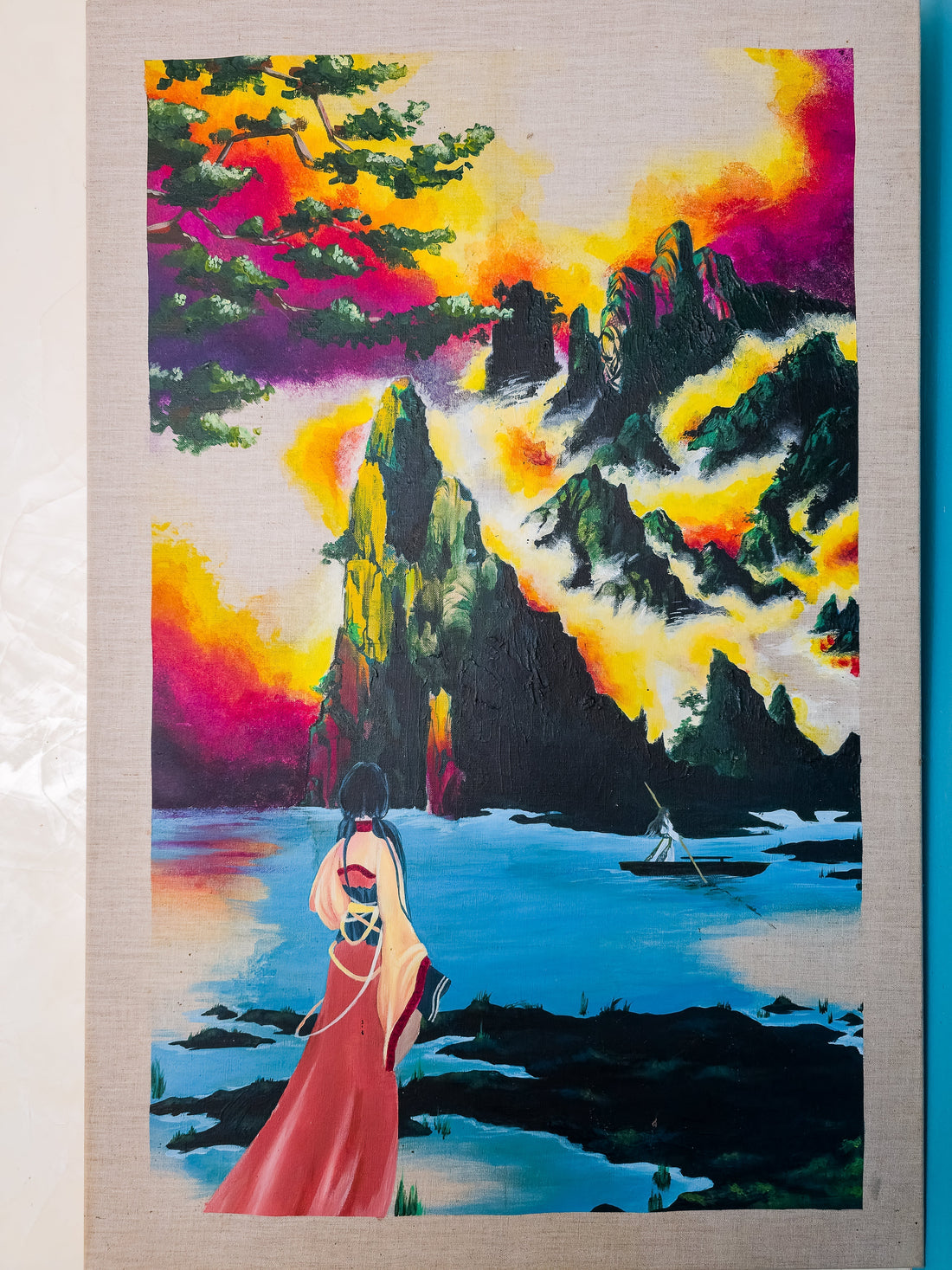 Peinture sur toile de lin représentant un paysage montagneux au coucher du soleil, inspiré des estampes chinoises. Ciel aux teintes jaune, orange et pourpre se reflétant sur les montagnes.
